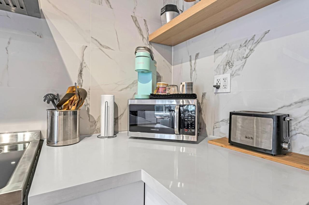 Amazing Fully Renovated Apartment On Queen St. Toronto Esterno foto