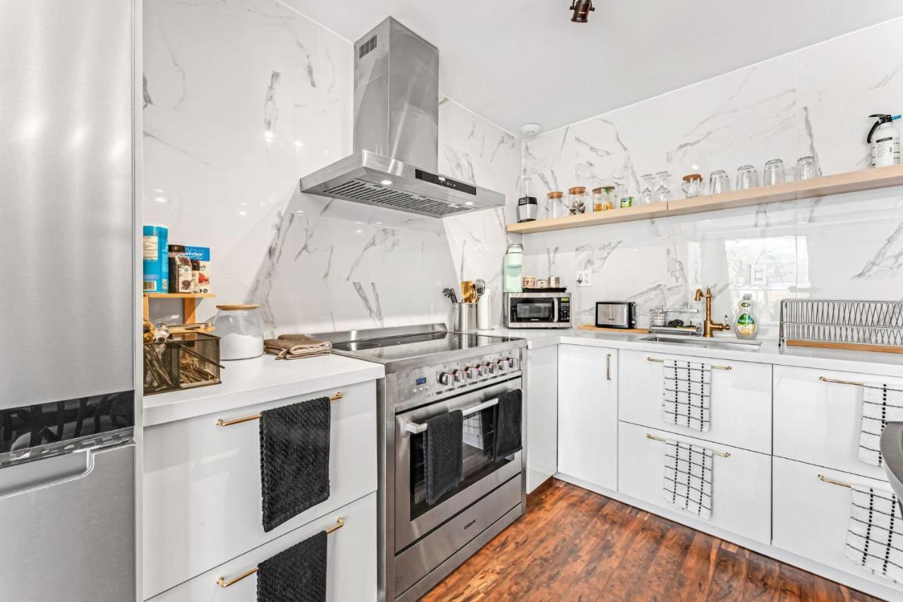 Amazing Fully Renovated Apartment On Queen St. Toronto Esterno foto