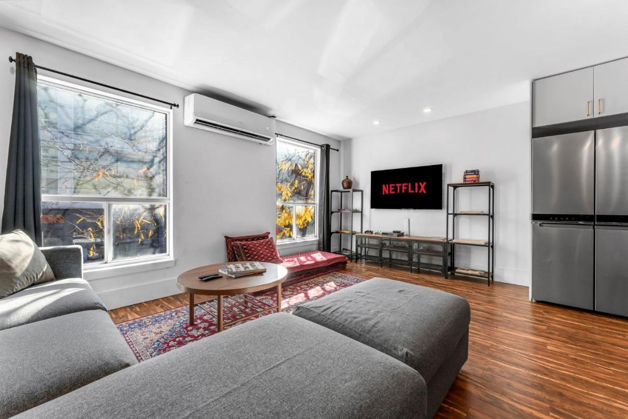 Amazing Fully Renovated Apartment On Queen St. Toronto Esterno foto