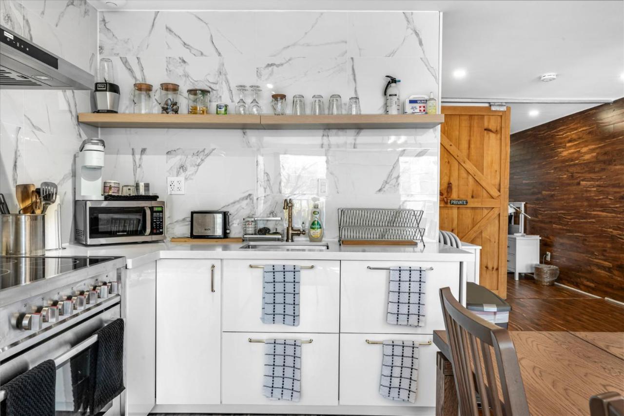 Amazing Fully Renovated Apartment On Queen St. Toronto Esterno foto