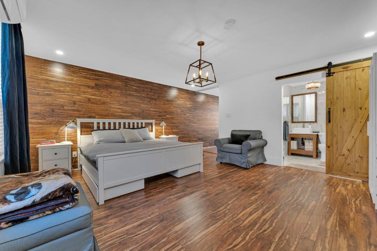 Amazing Fully Renovated Apartment On Queen St. Toronto Esterno foto