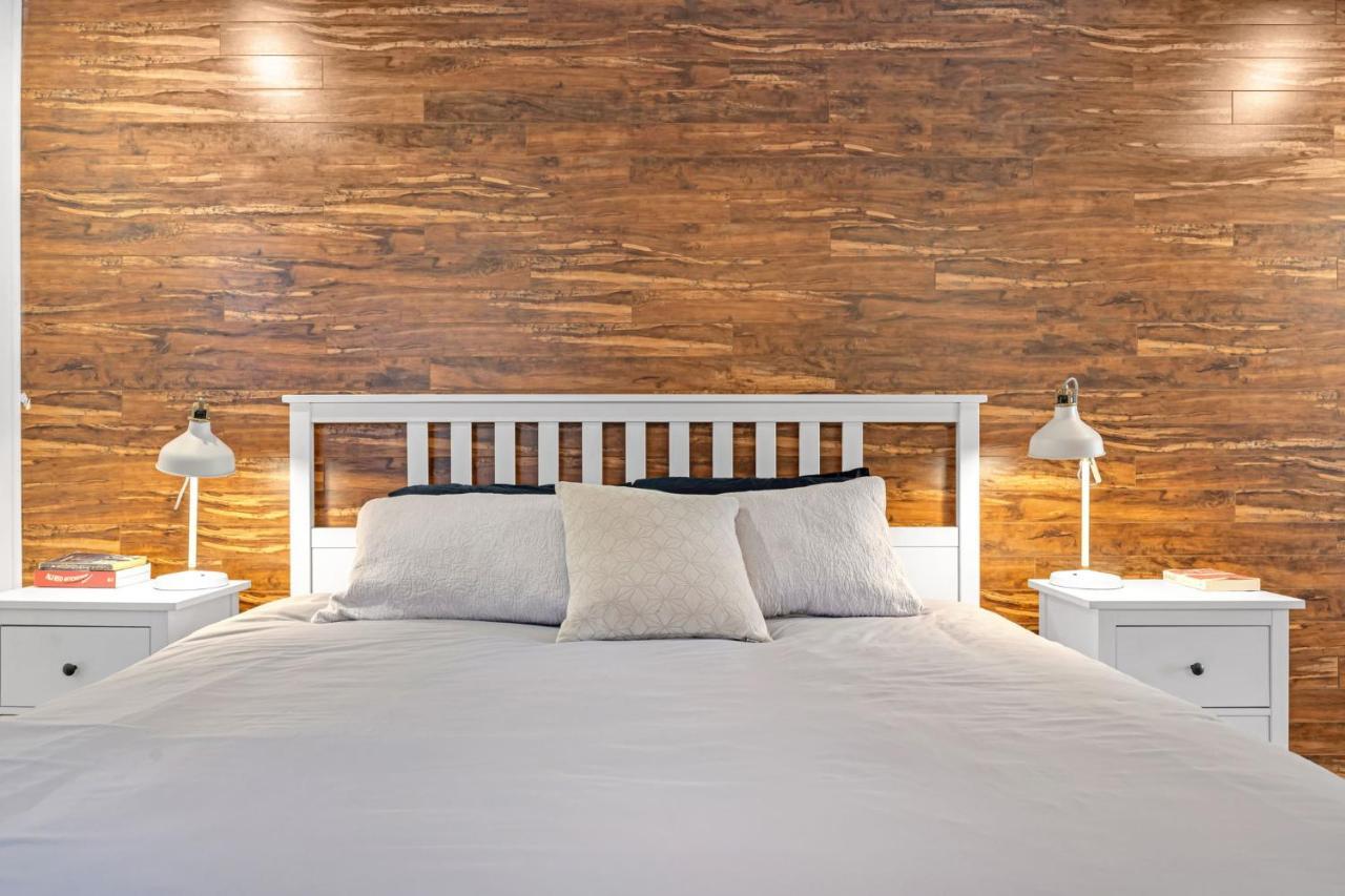 Amazing Fully Renovated Apartment On Queen St. Toronto Esterno foto