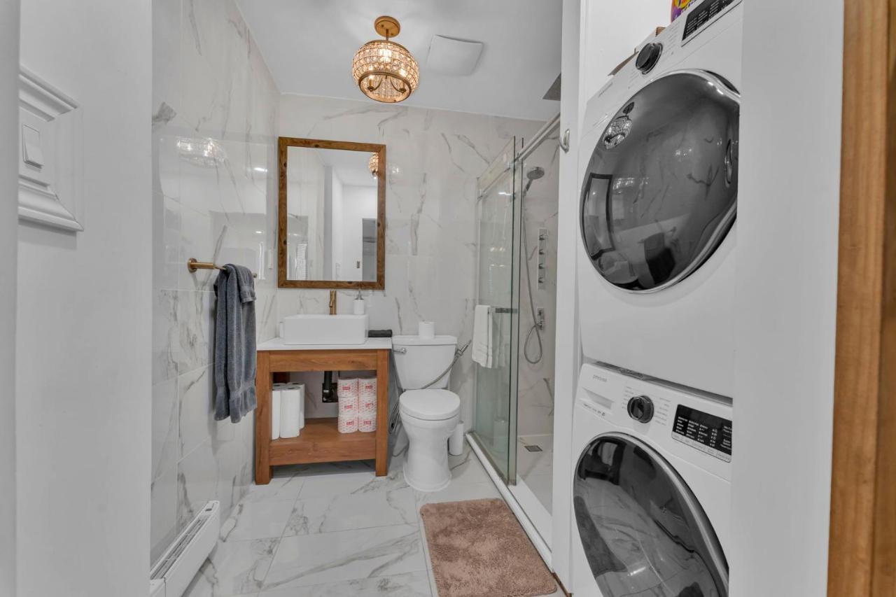 Amazing Fully Renovated Apartment On Queen St. Toronto Esterno foto