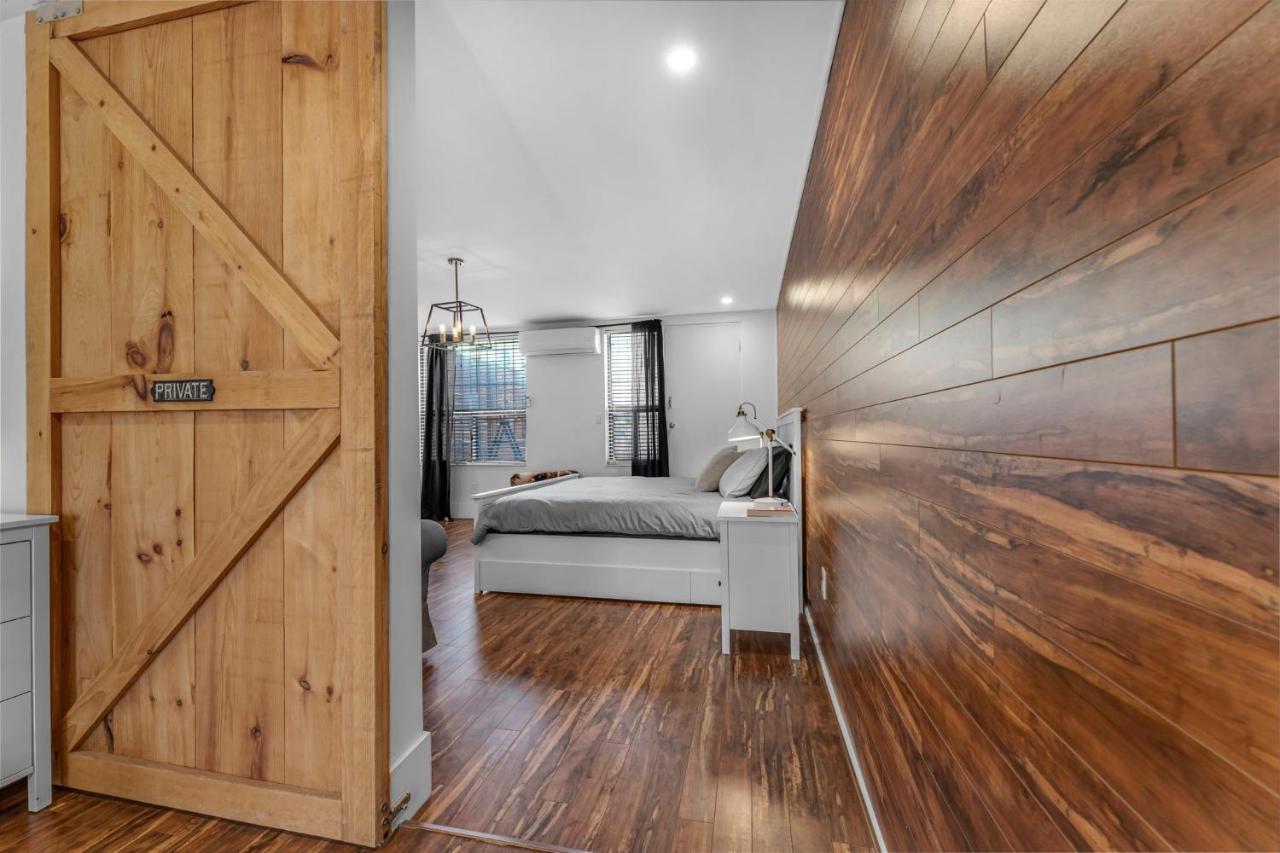 Amazing Fully Renovated Apartment On Queen St. Toronto Esterno foto