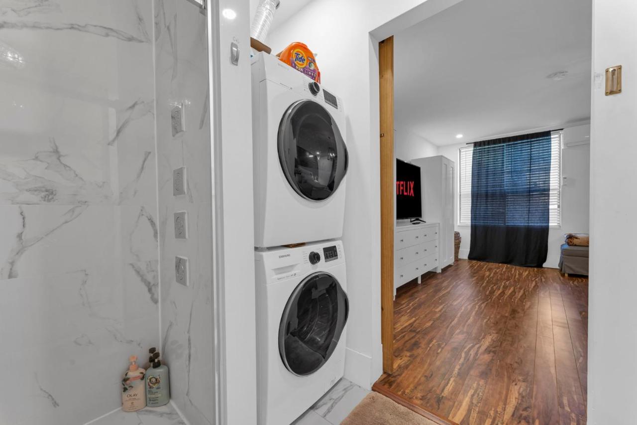 Amazing Fully Renovated Apartment On Queen St. Toronto Esterno foto