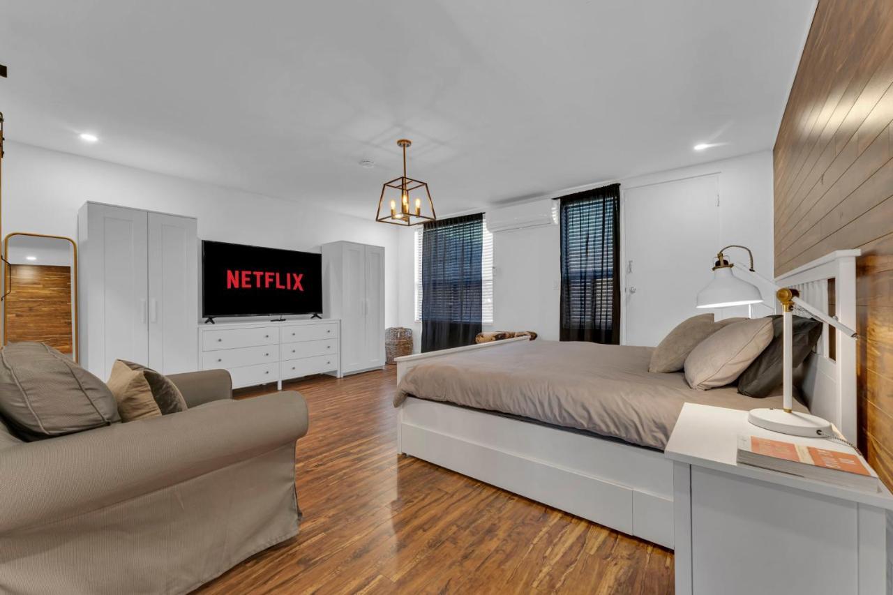 Amazing Fully Renovated Apartment On Queen St. Toronto Esterno foto