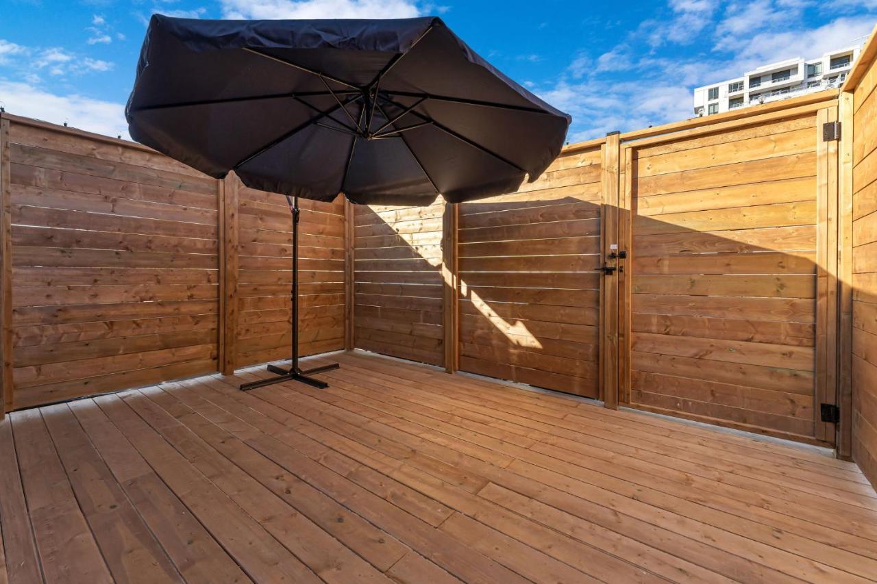 Amazing Fully Renovated Apartment On Queen St. Toronto Esterno foto