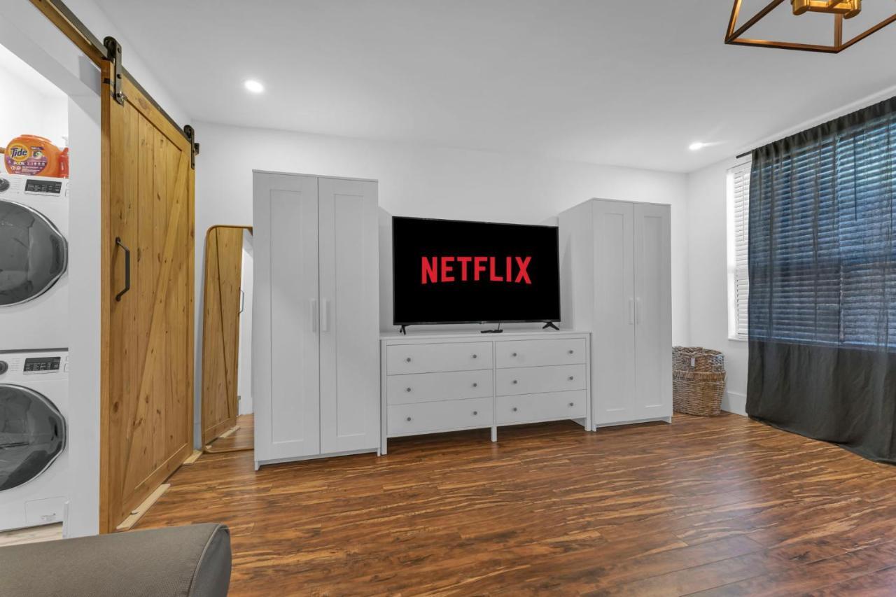 Amazing Fully Renovated Apartment On Queen St. Toronto Esterno foto